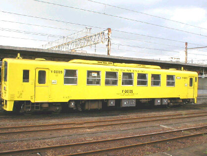 大分駅にて黄色い列車